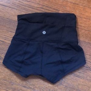 Black lululemon wonder under short